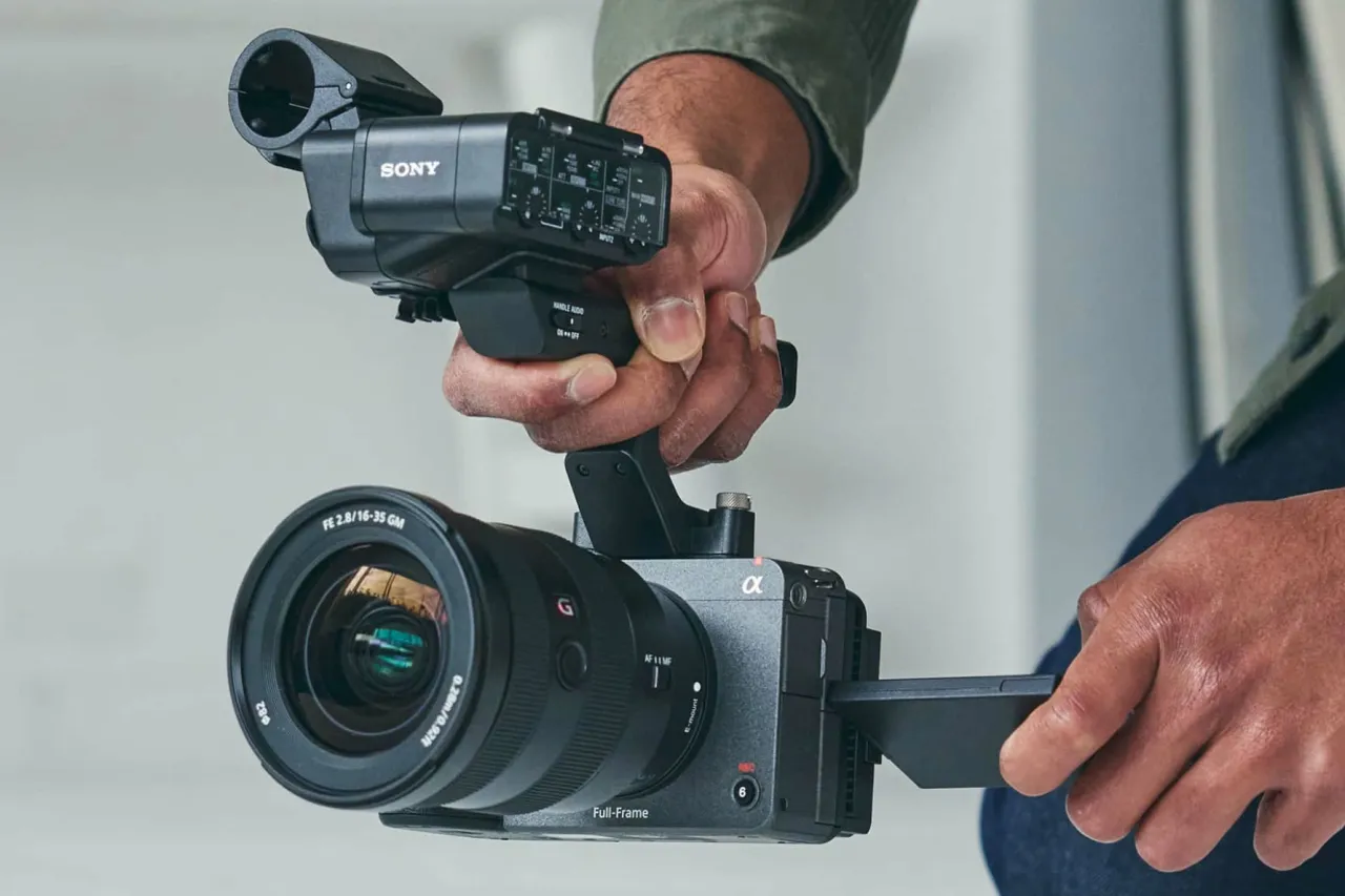 nowoczesny aparat bezlusterkowy do filmowania z obiektywem i mikrofonem