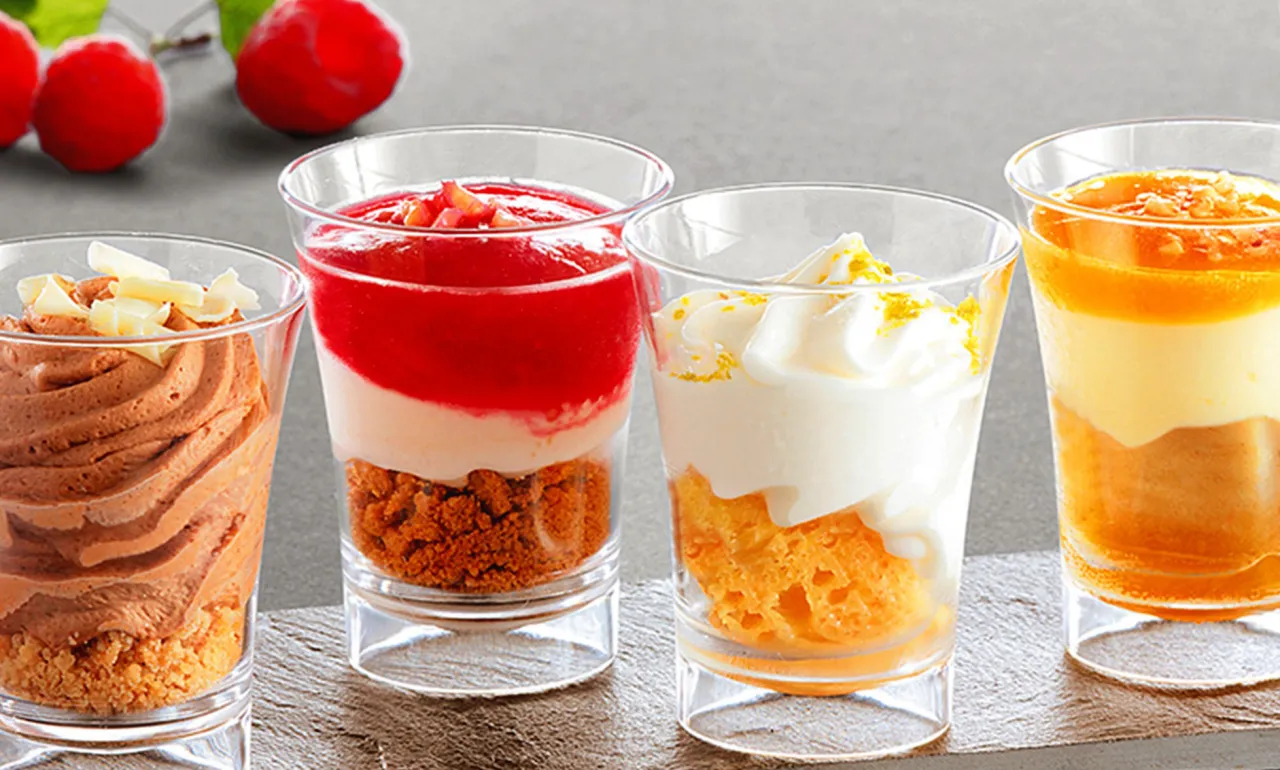 Trois verrines desserts diff&eacute;rentes pr&ecirc;tes &agrave; servir