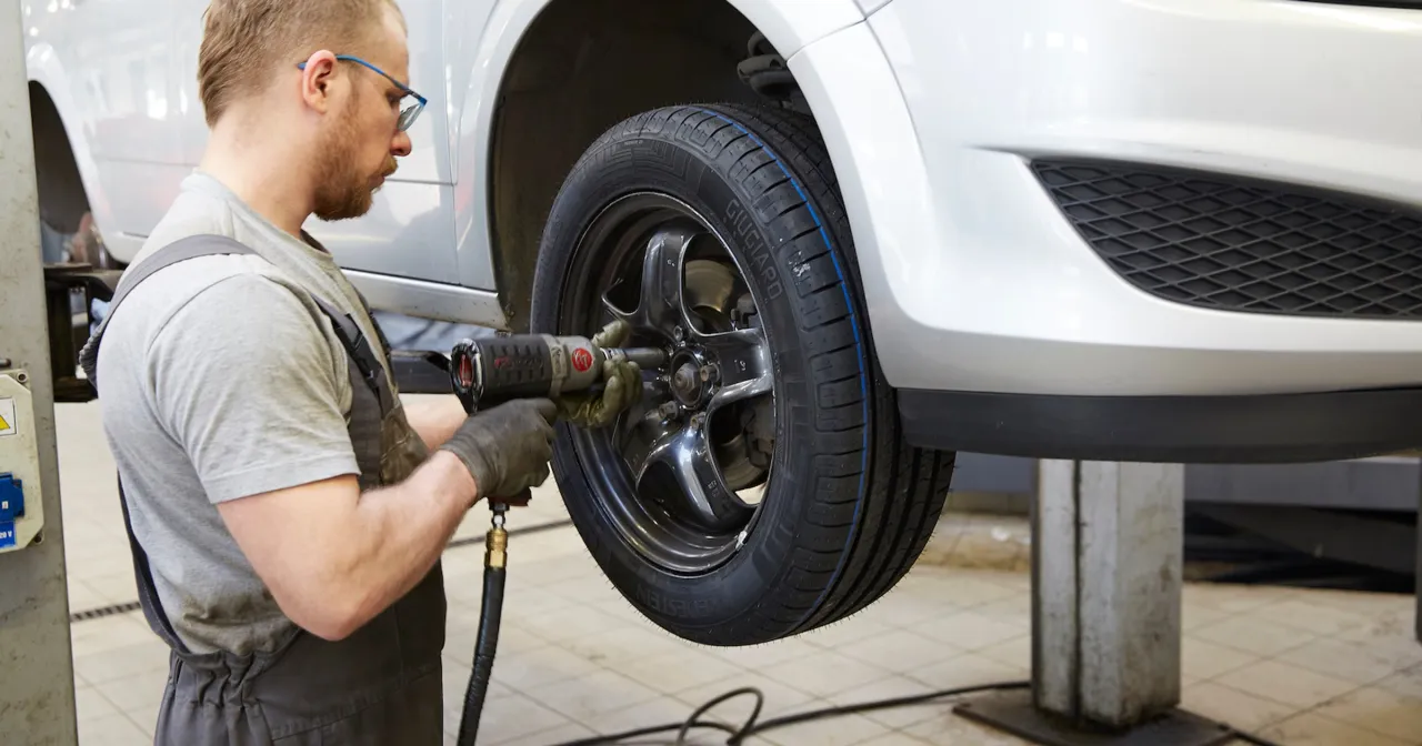 Skutki nieprawidłowego montażu opon aquaplaning zużycie
