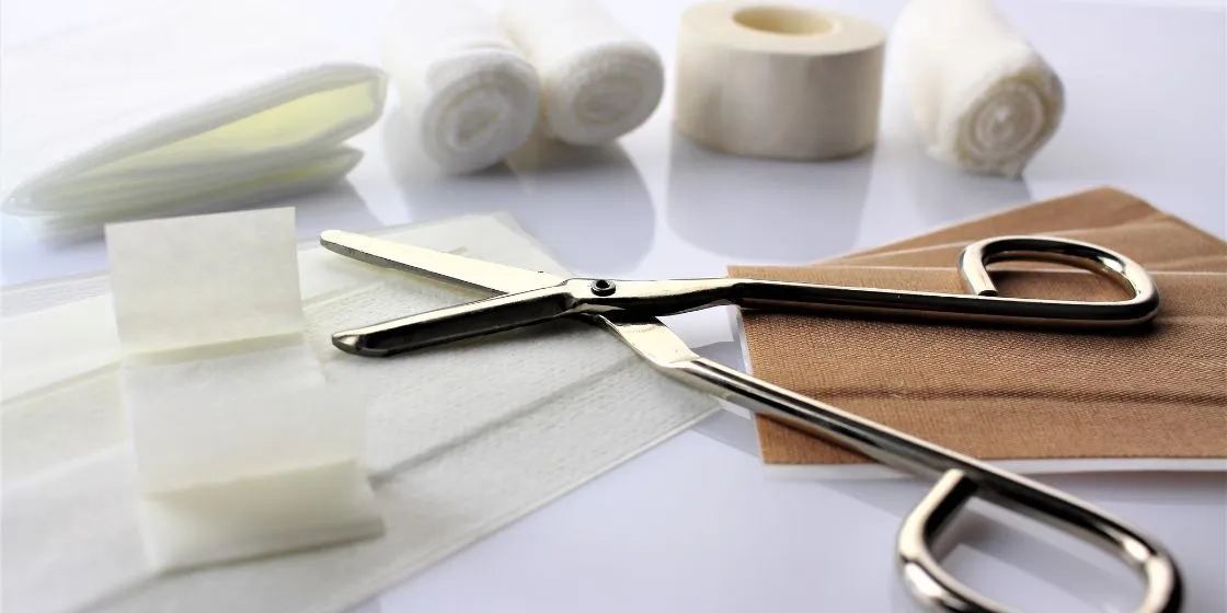 różne rodzaje opatrunków w apteczce