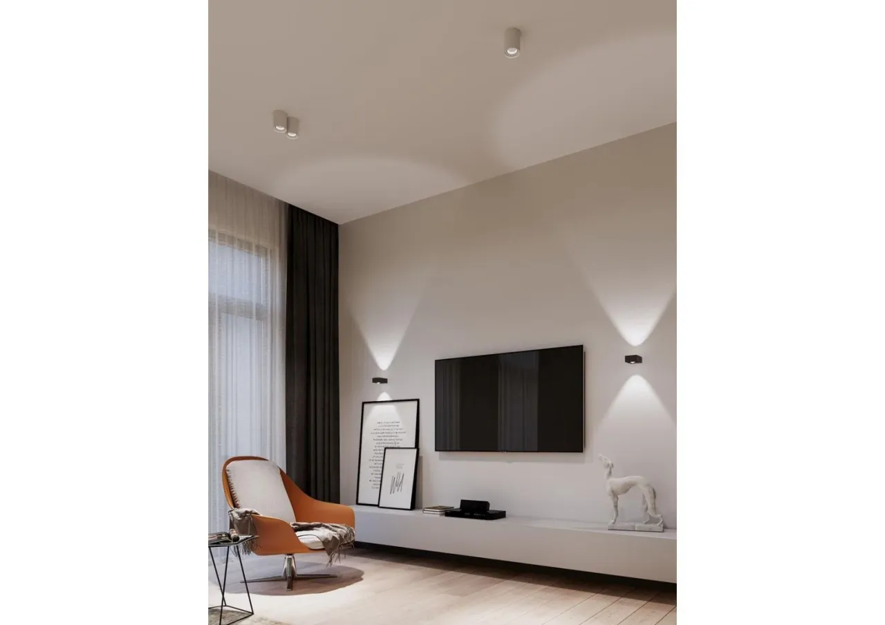 Kinkiety w salonie na ścianie