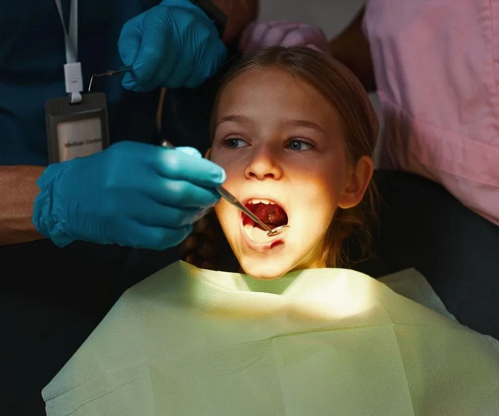 zęby rekina u dziecka, ząb na podniebieniu, problem z ósemką zdjęcie