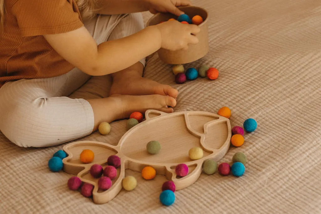 Różnorodne drewniane zabawki sensoryczne dla dzieci
