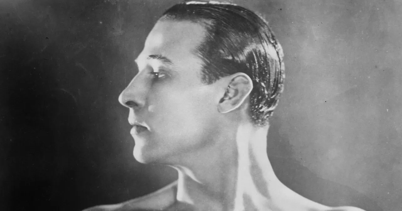 Męskie fryzury lata 20. XX wieku Rudolf Valentino