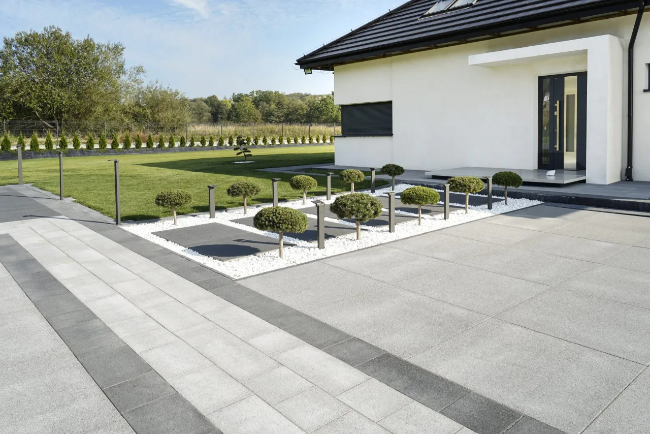 różne wielkości podjazdów z kostki brukowej