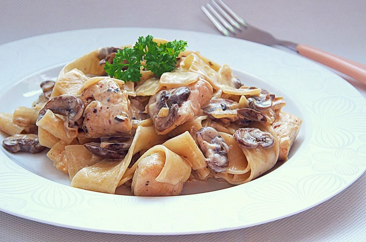 Pappardelle z kurczakiem i pieczarkami w kremowym sosie. Idealne danie, które świetnie pasuje do sosu pieczarkowego.