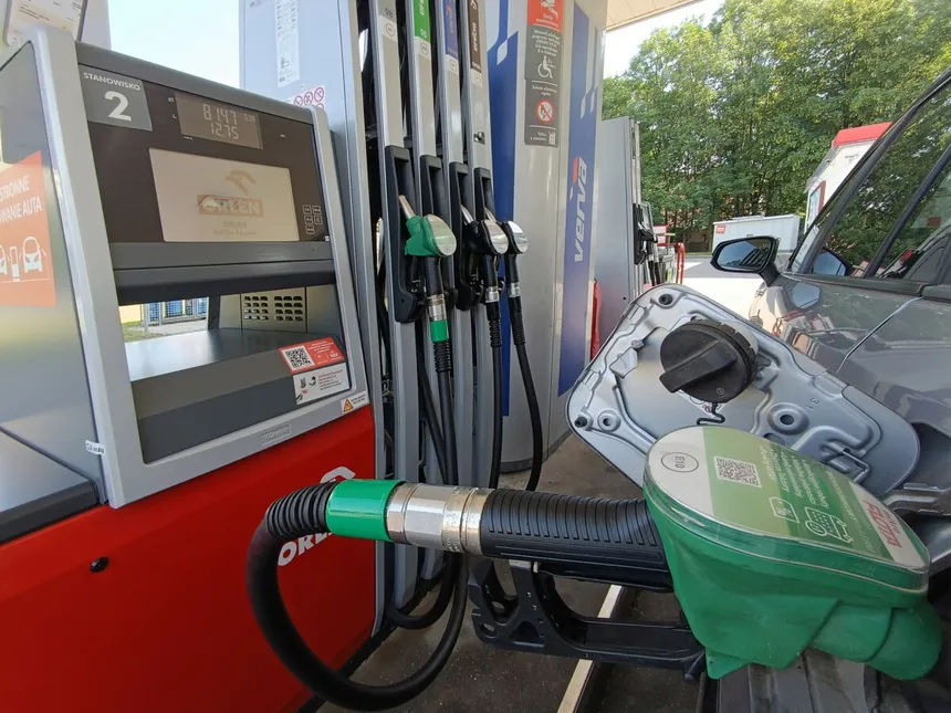 kierowca tankujący paliwo na stacji