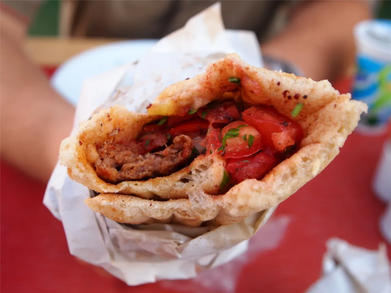 Prawdziwy turecki döner kebab na rożnie