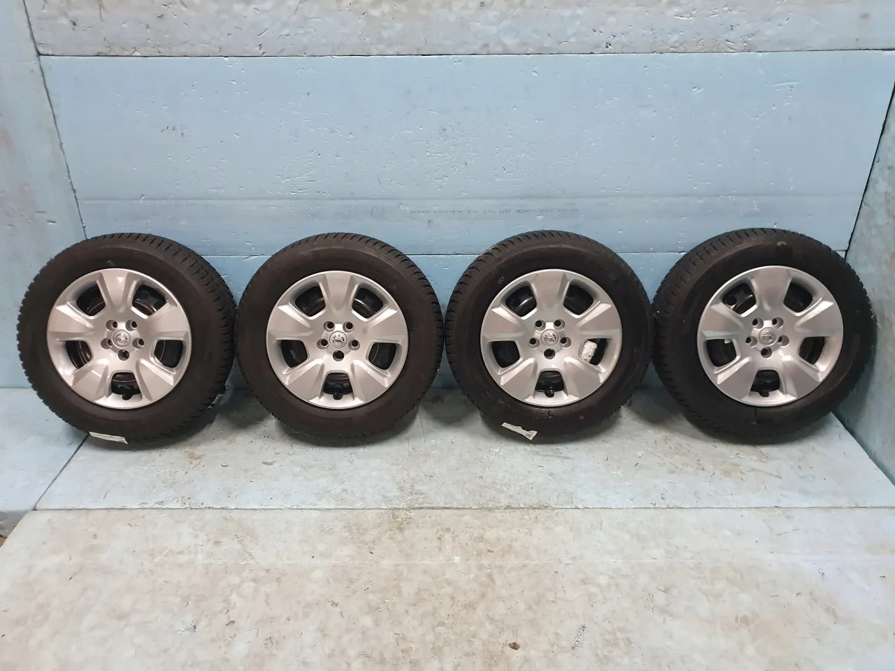 opona 15 cali z felgą stalową i aluminiową