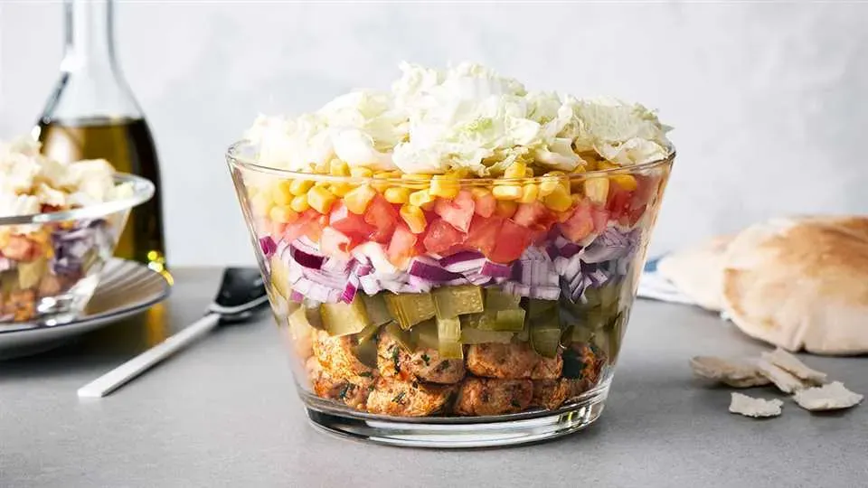 Sałatka kebab warstwowa w szklanej misce