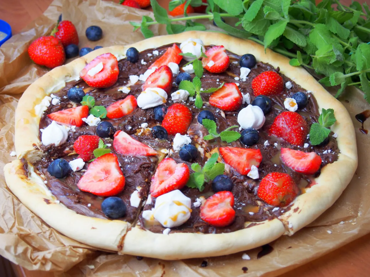 słodka pizza z owocami