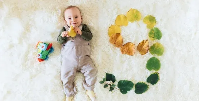 9-miesięczne dziecko zabawa pudełko skarby