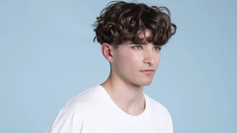 Męskie loki na krótkich włosach inspiracje