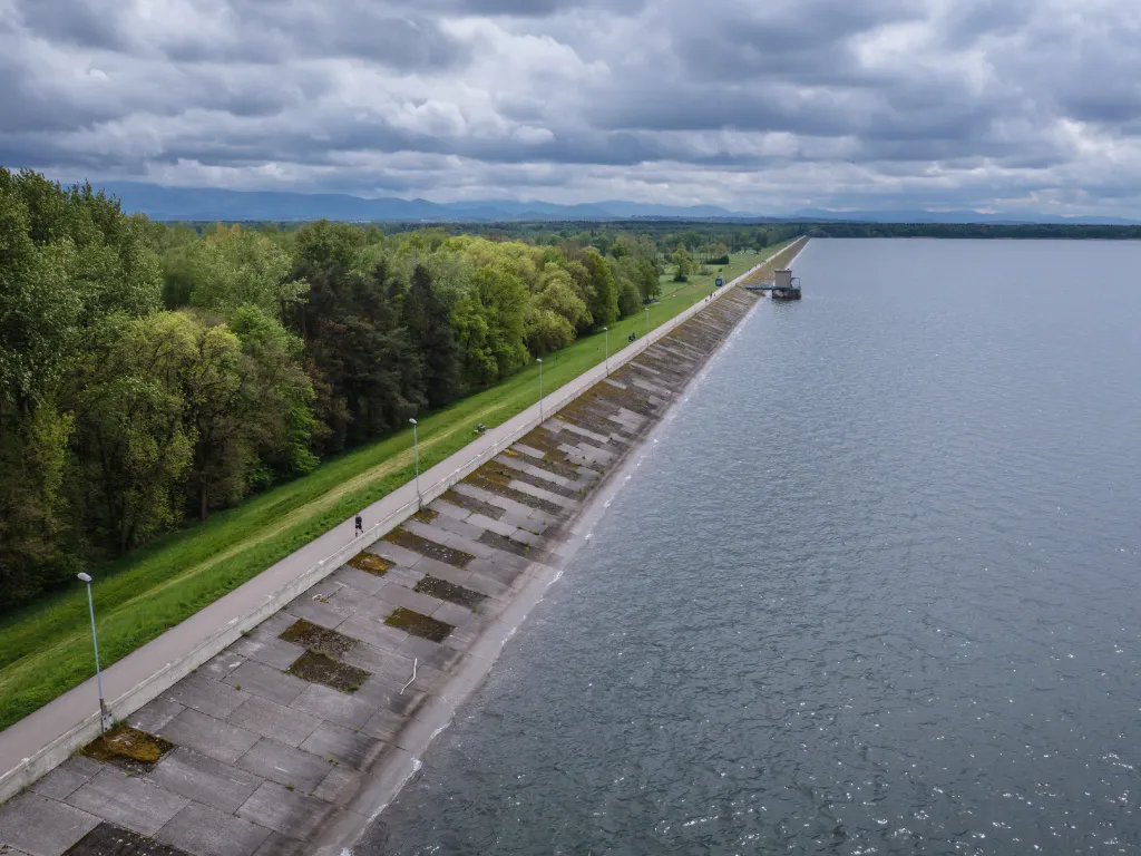 Zapora Goczałkowicka widok na Beskidy