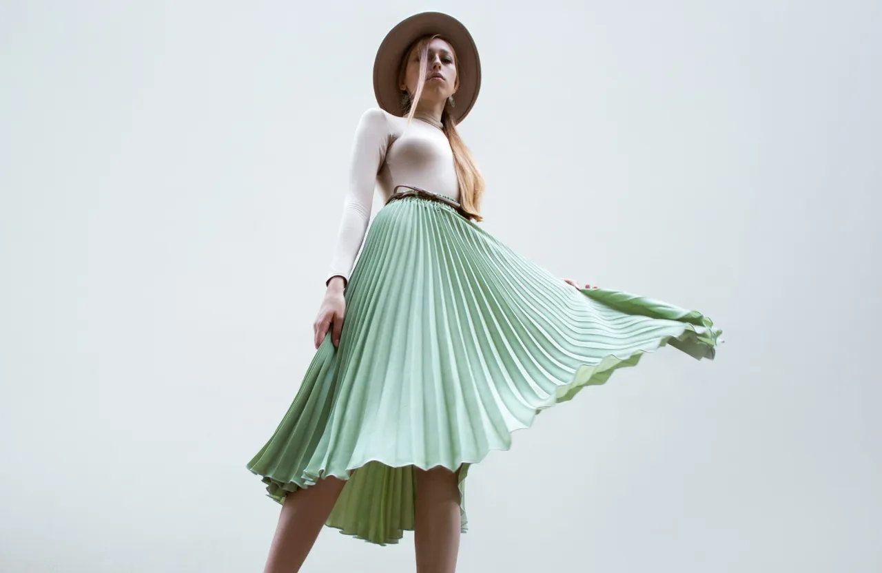 plisowana sp&oacute;dnica przed i po prasowaniu, kobieta prasująca plisowaną sp&oacute;dnicę