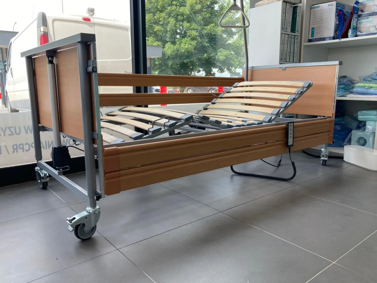 Łóżko rehabilitacyjne z pilotem, które może pomóc w powrocie do zdrowia. Sprawdź, komu przysługuje dofinansowanie do łóżka rehabilitacyjnego.