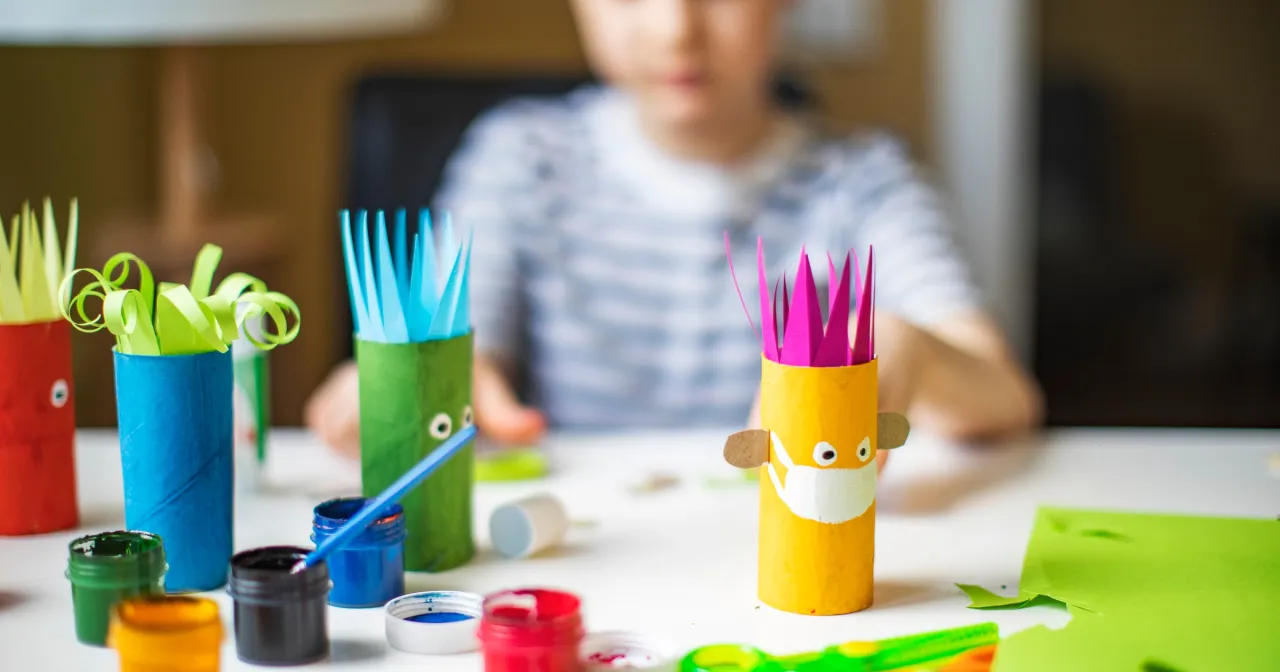 Dziecko z rodzicem tworzące zabawkę z recyklingu, bezpieczeństwo DIY