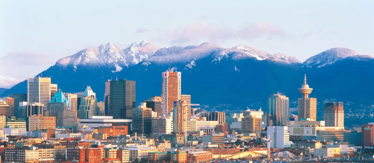 Gdzie leży Vancouver? Miasto z drapaczami chmur i ośnieżonymi g&oacute;rami w tle.