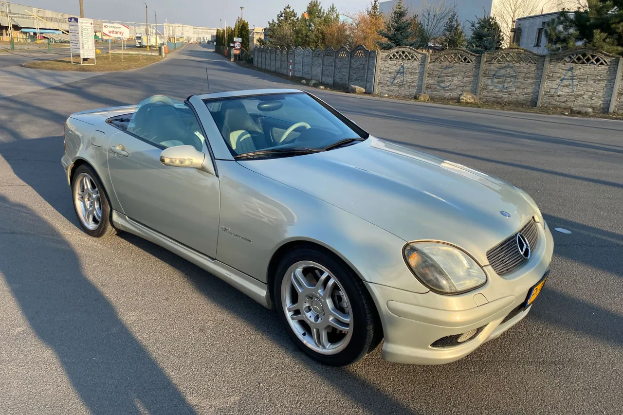 Mercedes SLK R170 na tle zabytkowego budynku