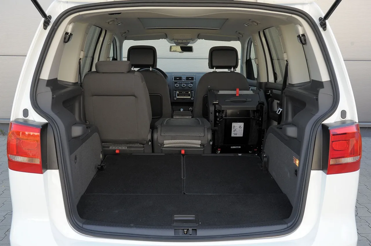 VW Touran 7 osobowy bagażnik złożone siedzenia