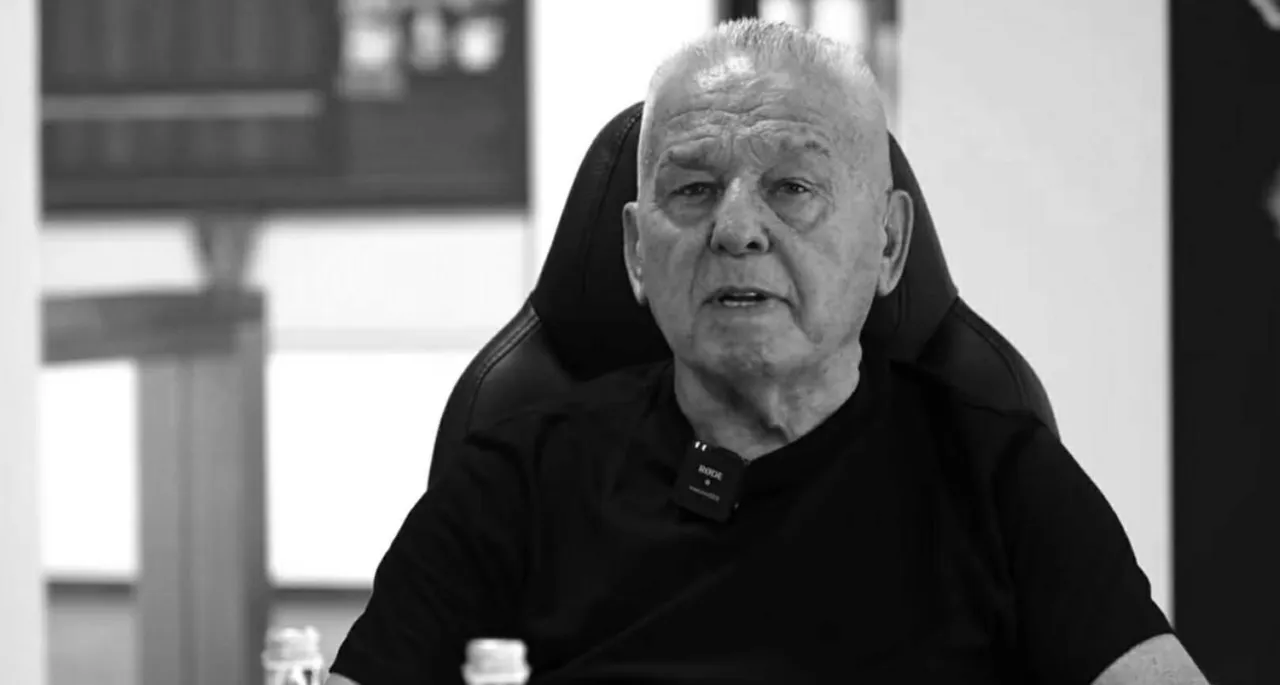 Starszy mężczyzna w czarnym t-shircie, siedzący na krześle. Czy to ten piłkarz, jaki piłkarz zmarł wczoraj?