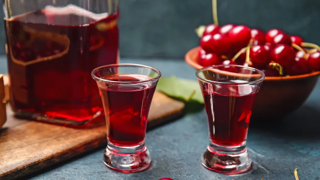 Słoje z nalewką czereśniową w trakcie maceracji