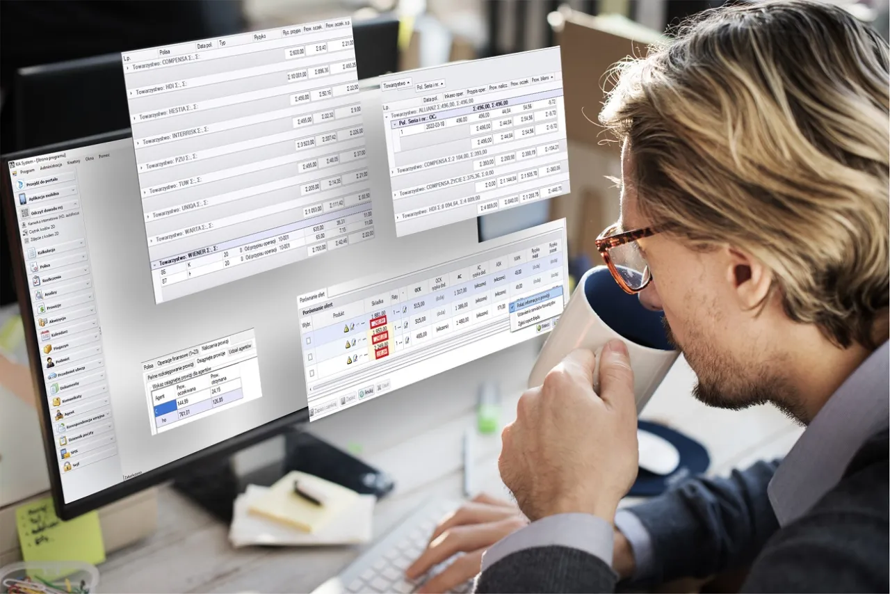 Biuro agencji ubezpieczeniowej z dokumentami i komputerem