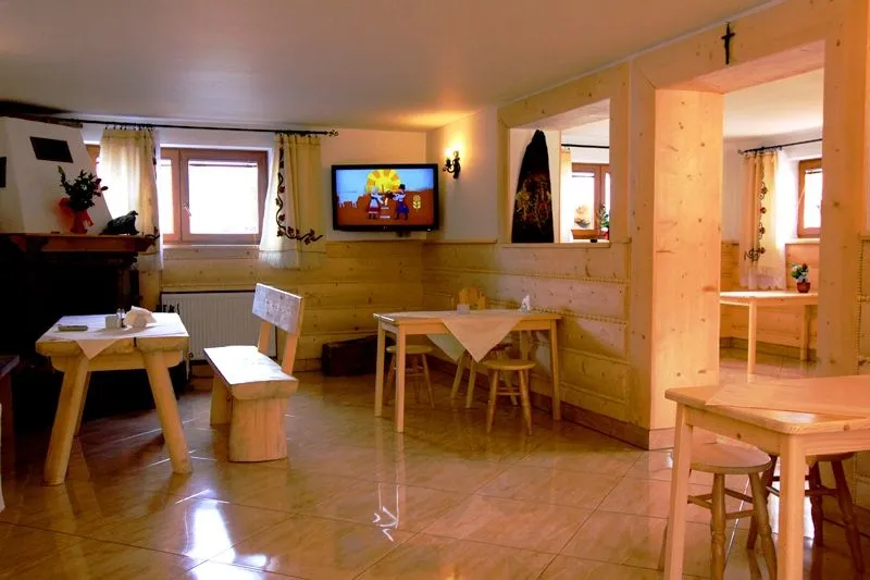 Nowa Bac&oacute;wka Zakopane wnętrza sala kominkowa