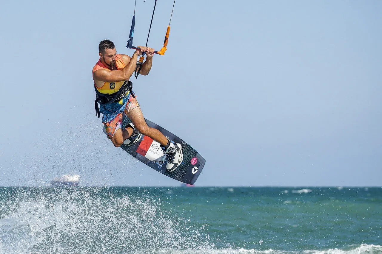 instruktor kitesurfingu z uczniem, nauka na plaży