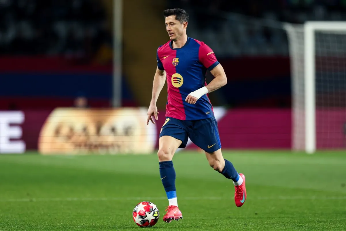 Robert Lewandowski w akcji, walczący o pozycję lidera w klasyfikacji strzelców La Liga.