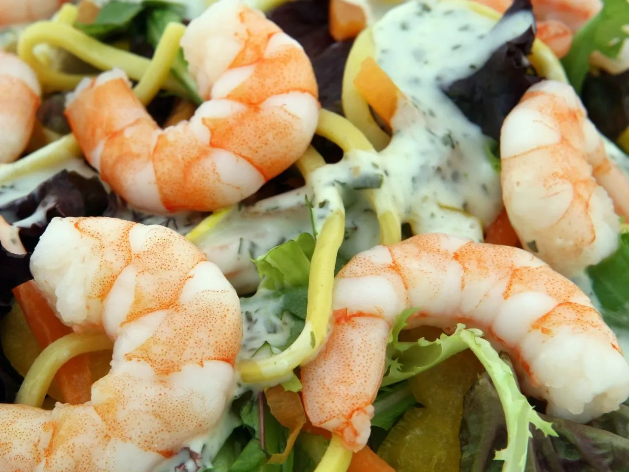 Sałatka z krewetkami i kremowym dressingiem. Idealna, gdy zastanawiasz się, jak zrobić dietetyczne krewetki.