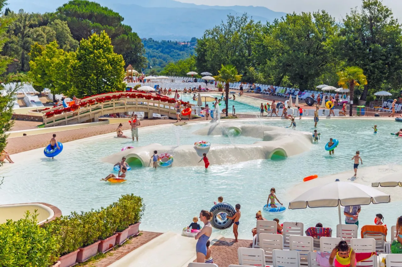 Młodzi ludzie na kempingu we Włoszech