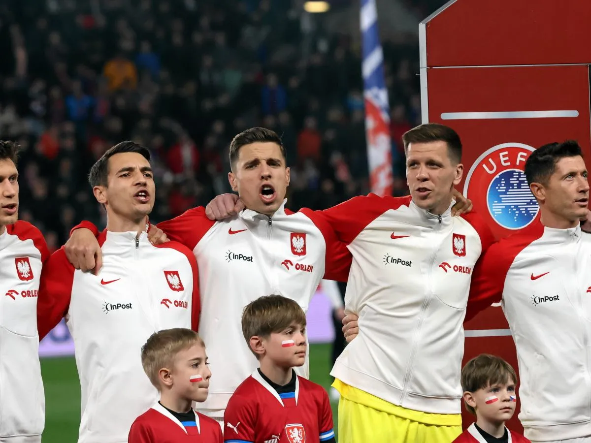 Piłkarze reprezentacji Polski śpiewają hymn. Choć dokładne zarobki piłkarza w reprezentacji są poufne, ich pensje klubowe są astronomiczne.