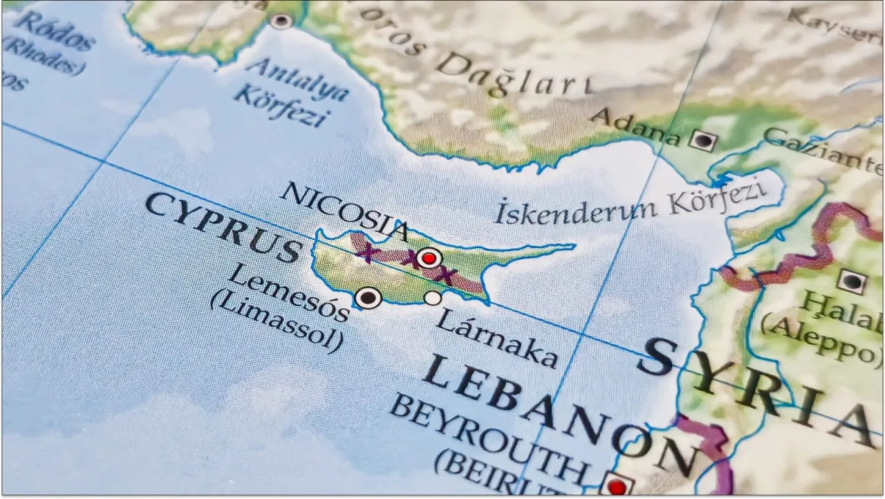 Mapa pokazuje Cypr, z zaznaczonymi Nikozją, Limassolem i Larnaką. Obok widać Liban i Syrię. Czy Cypr jest bezpiecznie?