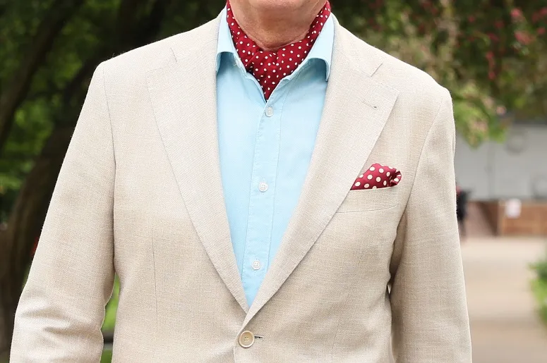 mężczyzna w fularze i koszuli elegancki styl