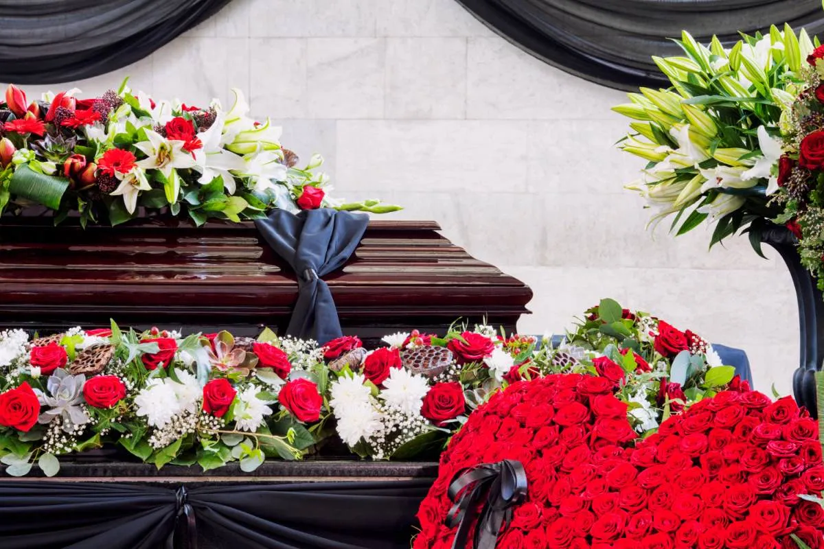 zwiędłe kwiaty na grobie po pogrzebie