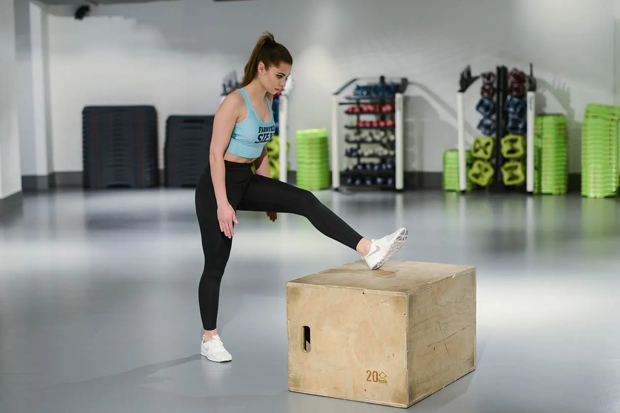 kobieta rozciągająca nogi w różnych pozycjach, atlas ćwiczeń rozciągających