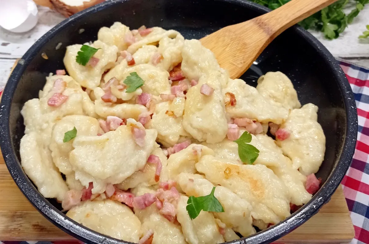 Kluski kładzione łyżką gotowe do podania