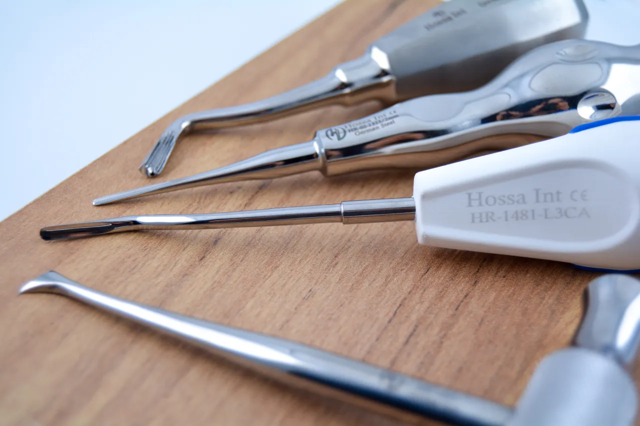 r&oacute;żne narzędzia stomatologiczne dla specjalist&oacute;w