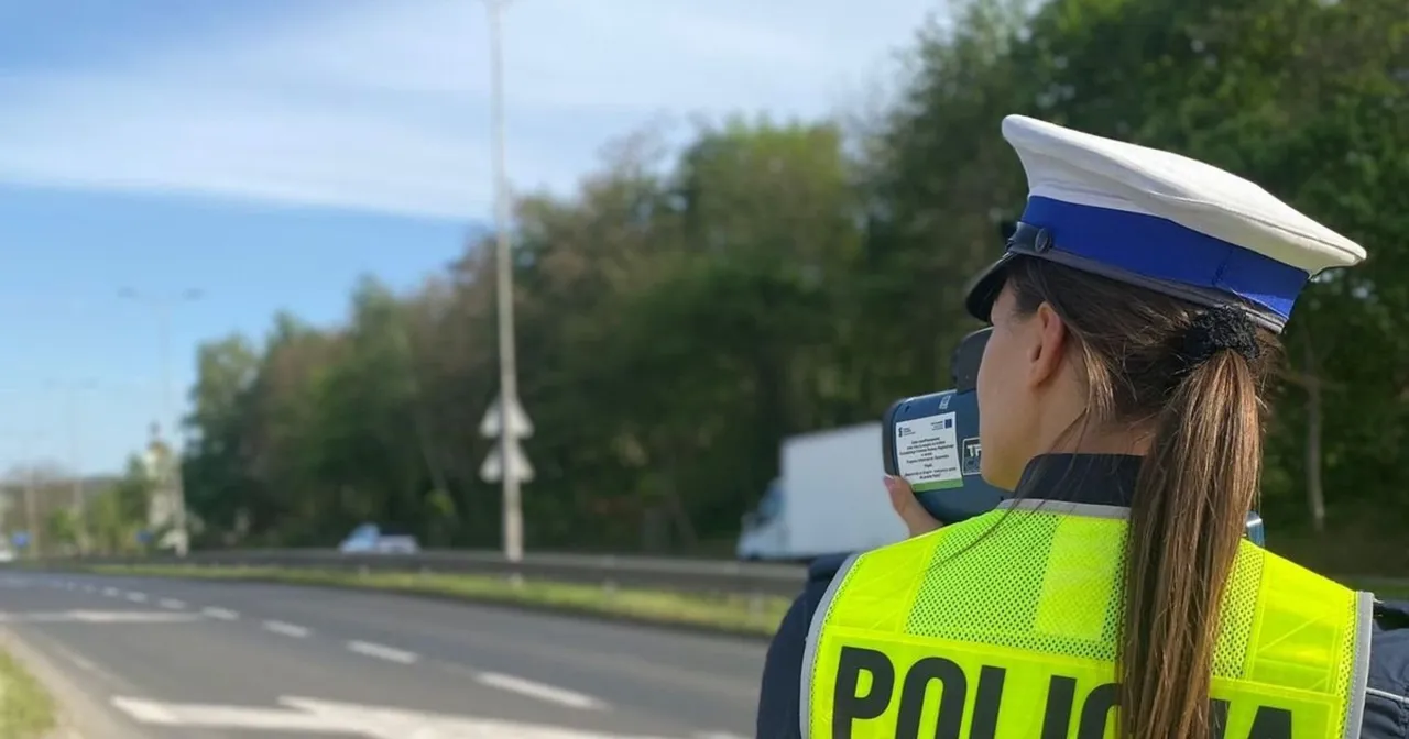 Policjantka mierzy prędkość pojazdu, by wystawić mandat za zbyt wolną jazdę.