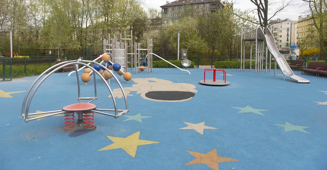 otwarty plac zabaw dzieci bawiące się słońce