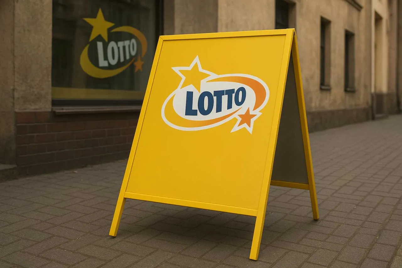 Ż&oacute;łta tablica Lotto na chodniku. Zastanawiasz się, zdrapki lotto ile czasu na odebranie wygranej? Sprawdź w punkcie Lotto!