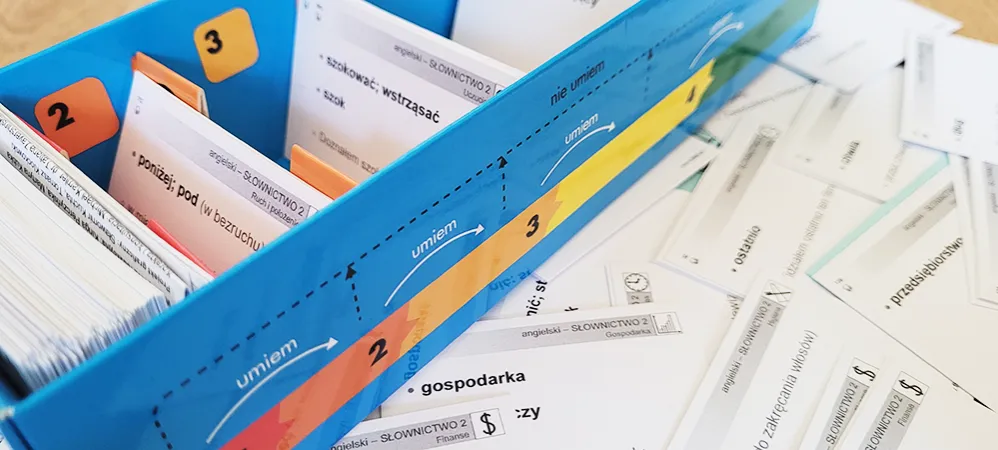 uczeń uczy się z fiszek