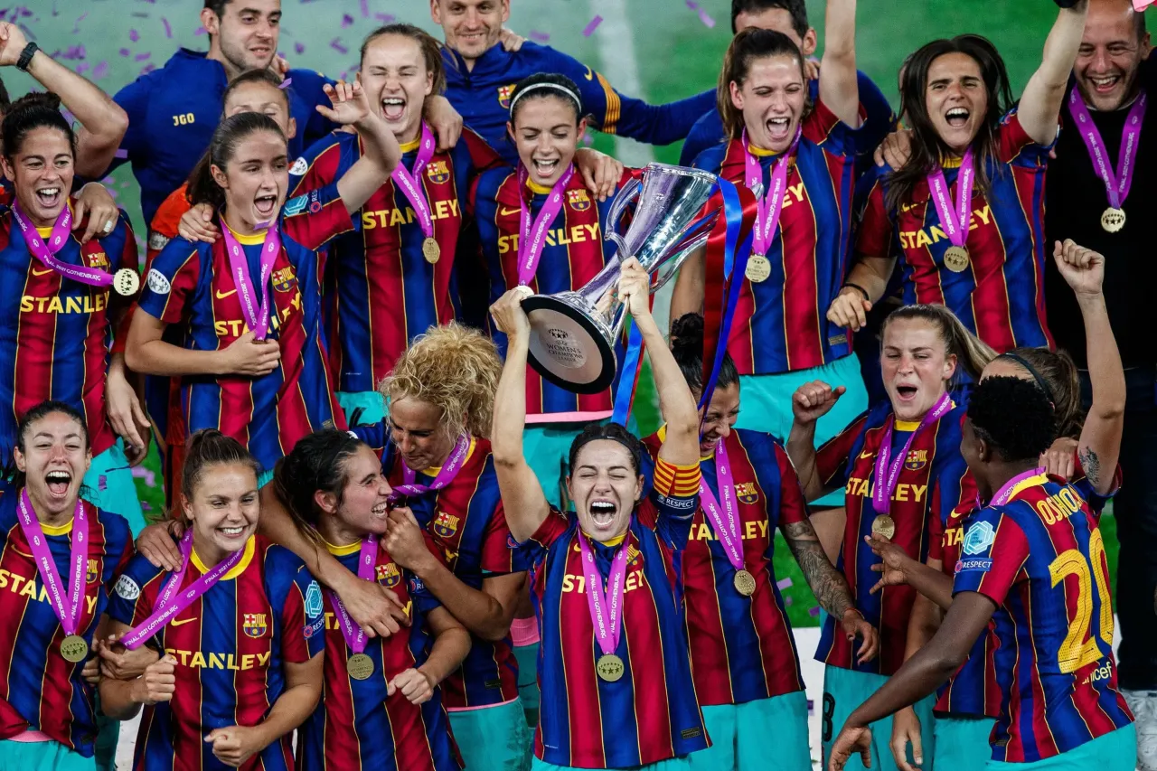 Piłkarki Barcelony świętują zdobycie Ligi Mistrzyń! To ich drugie trofeum, co pokazuje, ile Barcelona ma Ligi Mistrz&oacute;w w kobiecej piłce.
