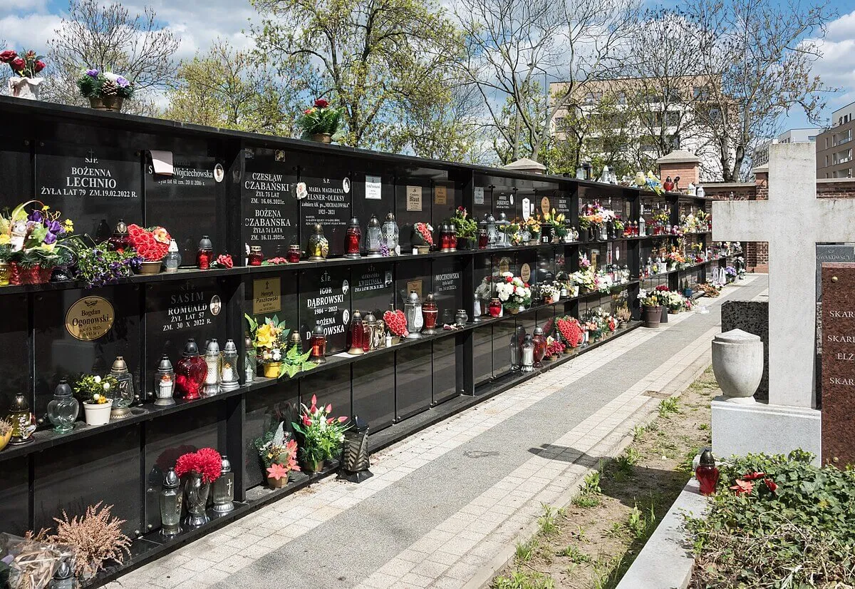 Kolumbarium i gr&oacute;b urnowy na cmentarzu