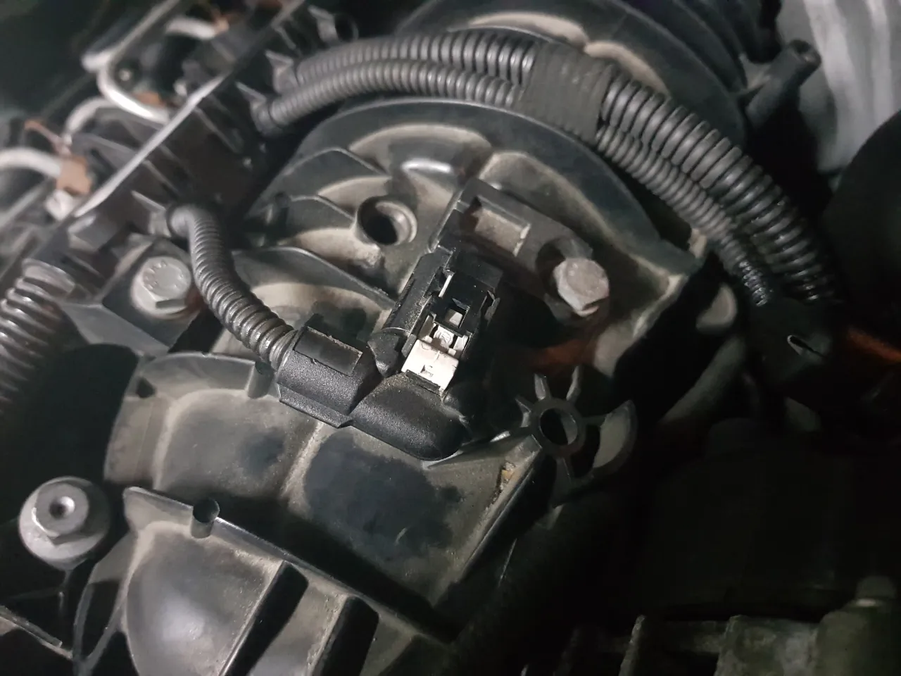 Zdjęcie Gdzie jest czujnik temperatury silnika BMW E90 i jak go znaleźć?