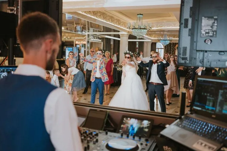 para młoda rozmawia z dj na weselu