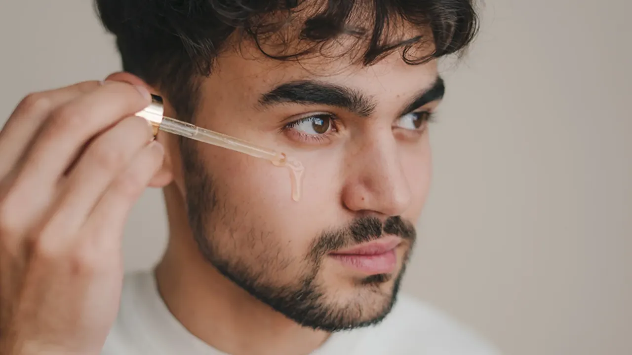 Mężczyzna dbający o skórę twarzy