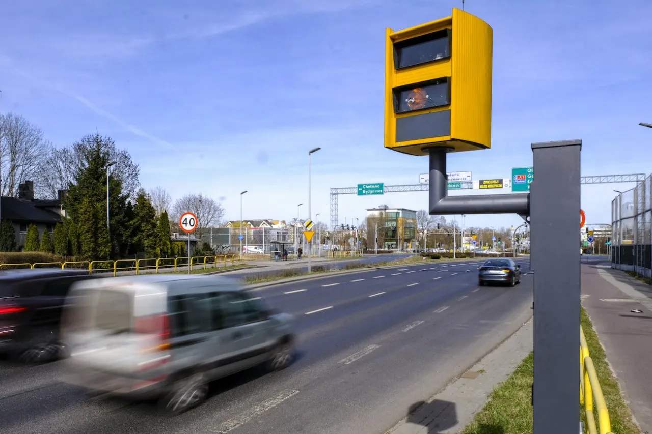 Nowe fotoradary pilnują ruchu na drodze. Widać samochody i znak ograniczenia prędkości do 40 km/h.