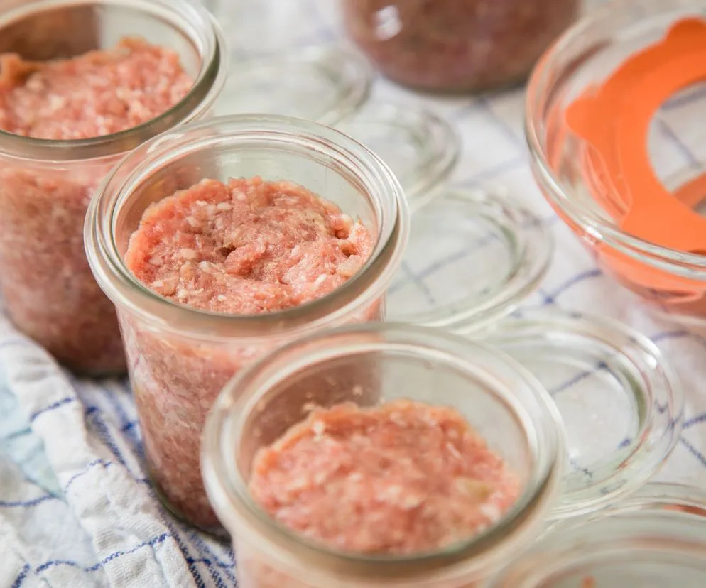 składniki i sprzęt do domowej kiełbasy w słoikach